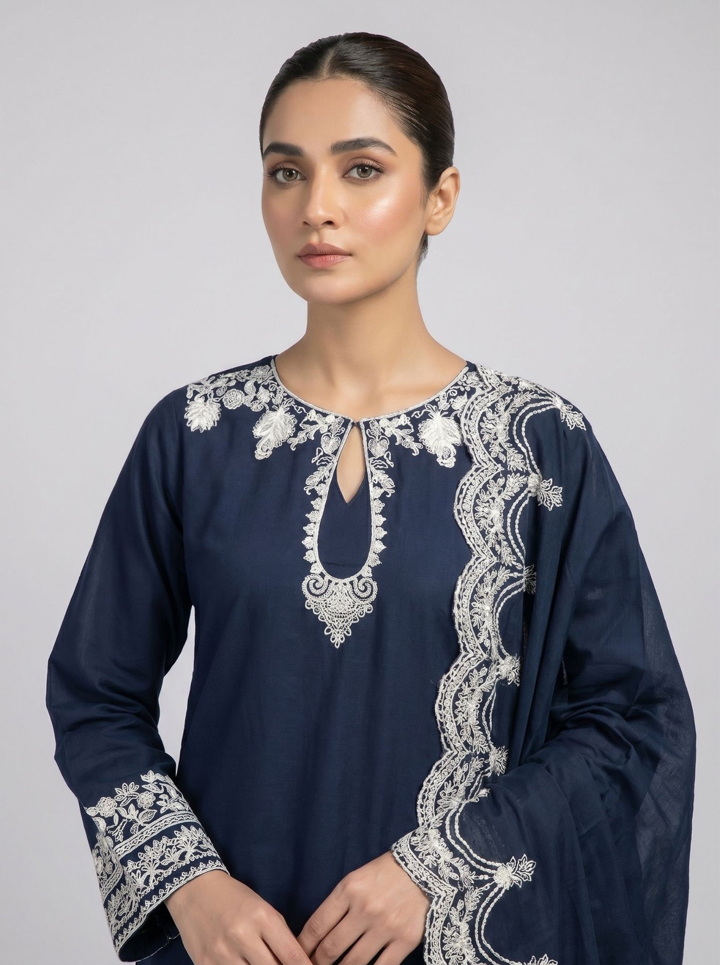 3 pcs embroidered viscose dress comes with plazo.