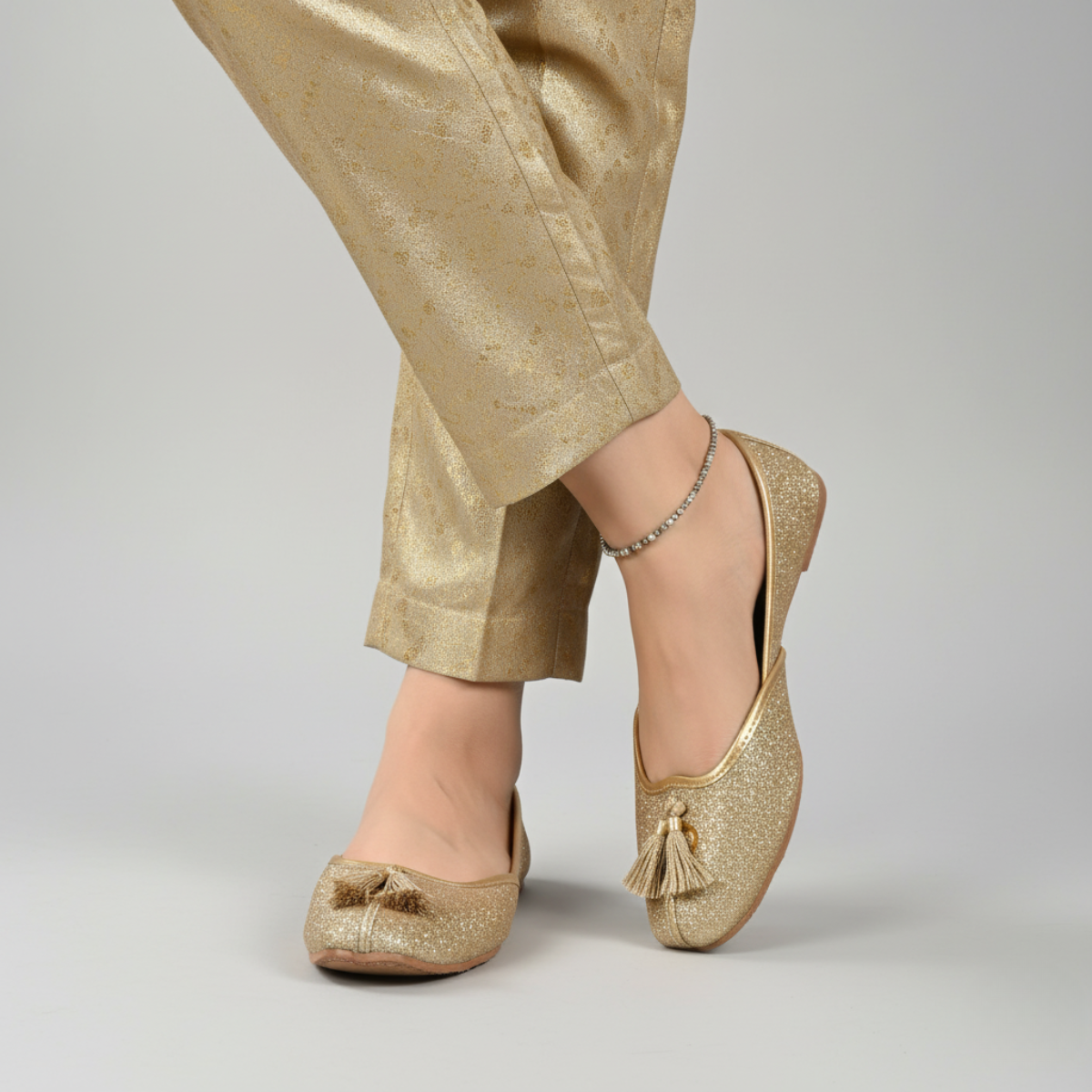 Elegant Thread work Khussa