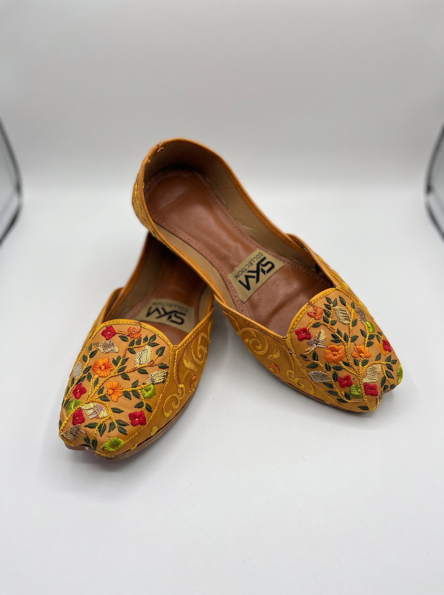 Leather embroidered Khussa