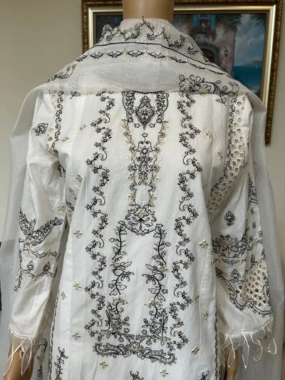 Qalamkaar Chicken kari Lawn Embroidered suit 3pc