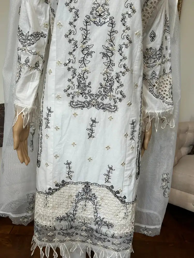 Qalamkaar Chicken kari Lawn Embroidered suit 3pc