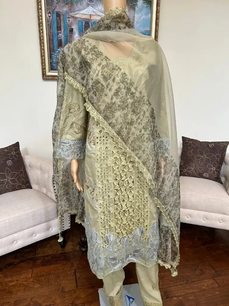 Maria B Embroidered Lawn 3pcs