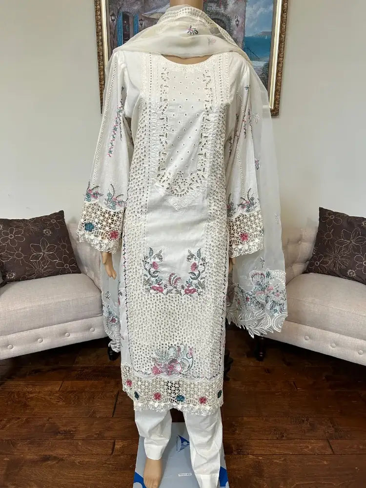 Embroidered chikan Kari Lawn 3pc dress