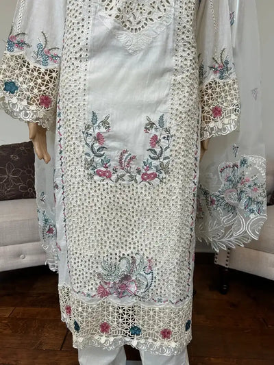 Embroidered chikan Kari Lawn 3pc dress